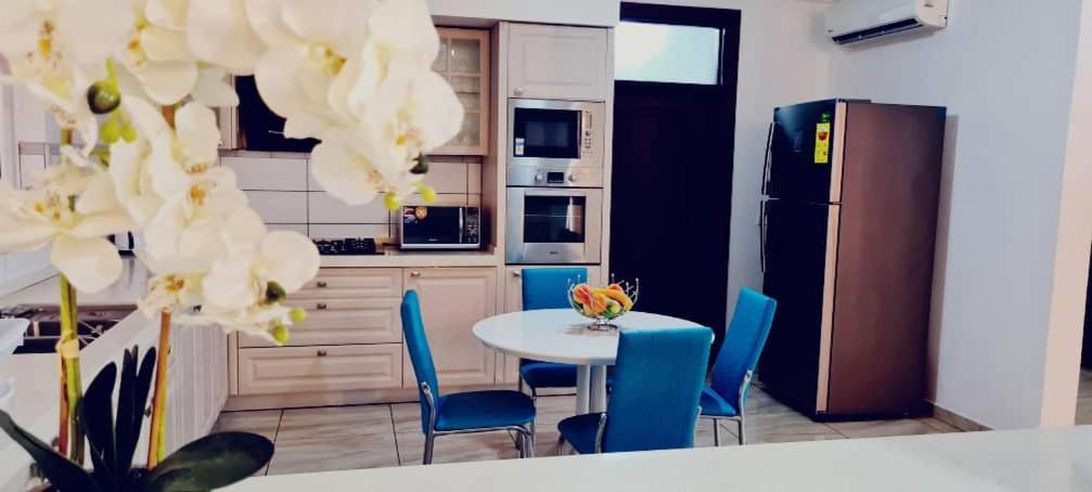 Bertha'S Court D-Plus Apartments Dzorwulu Ngoại thất bức ảnh