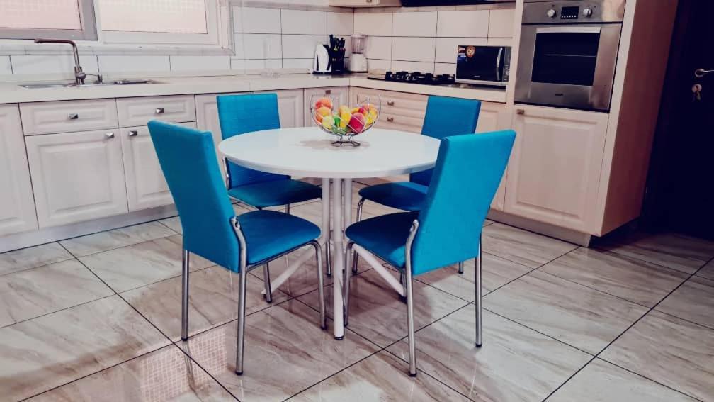 Bertha'S Court D-Plus Apartments Dzorwulu Ngoại thất bức ảnh