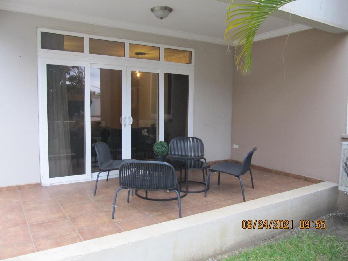 Bertha'S Court D-Plus Apartments Dzorwulu Ngoại thất bức ảnh